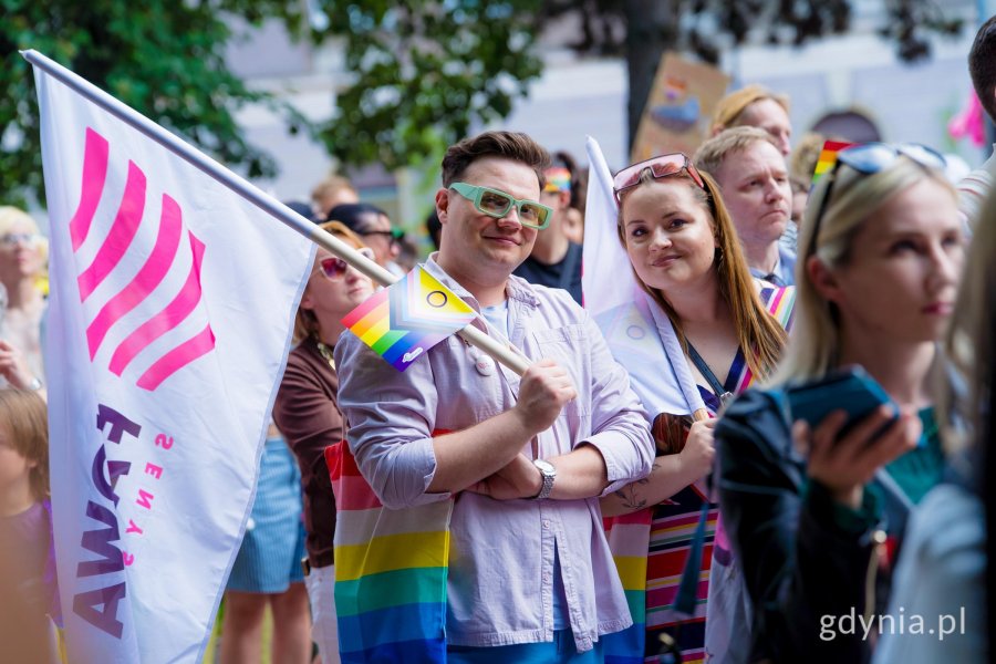 Uczestnicy 11. Tr&oacute;jmiejskiego Marszu R&oacute;wności z flagami i chorągiewkami w rękach