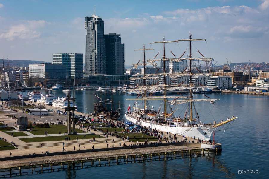 &bdquo;Dar Młodzieży" przy Nabrzeżu Pomorskim (fot. Kamil Złoch)