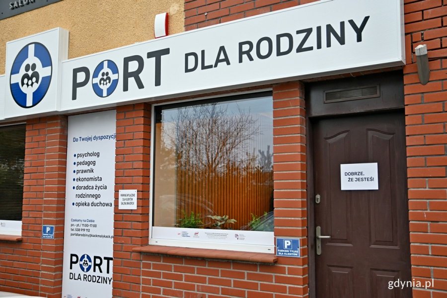 Wejście do Portu dla Rodziny w Małym Kacku. Na drzwiach kartka: dobrze, że jesteś