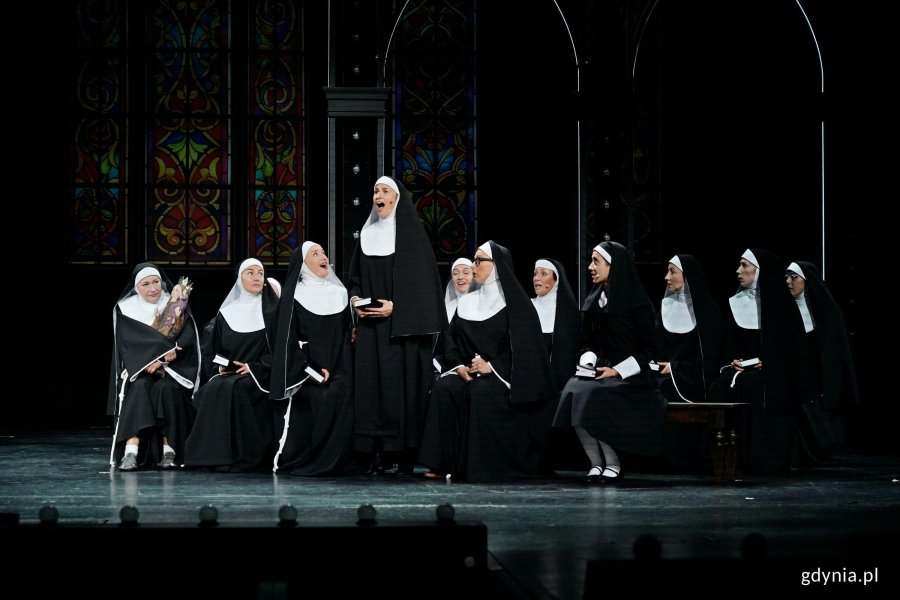 Zdjęcie z pr&oacute;by medialnej spektaklu &bdquo;Zakonnica w przebraniu&rdquo; w Teatrze Muzycznym w Gdyni. Scena zbiorowa 
