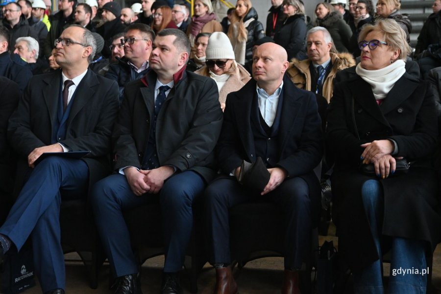 Na zdjęciu (od lewej): wicewojewoda Emil Rojek, członek zarządu wojew&oacute;dztwa pomorskiego Adam Gawrylik, dyrektor zarządzający ds. inwestycji Tomasz Gałązka, radna Teresa Bysewska (fot. Magdalena Starnawska) 