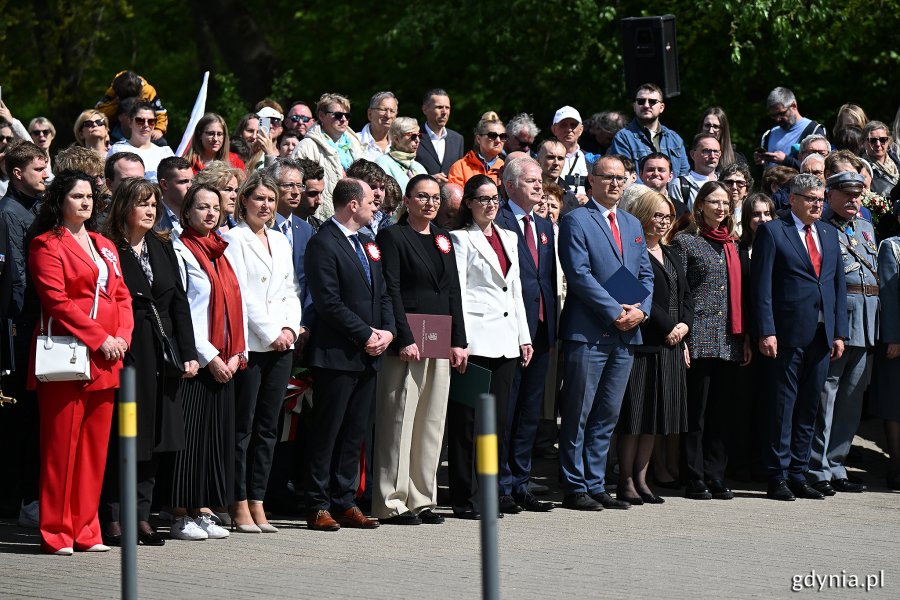 Od lewej: posłanka Dorota Arciszewska-Mielewczyk, Małgorzata Zwiercan - prezes fundacji Pomorska Inicjatywa Historyczna, radne miasta Larysa Kramin, Teresa, Bysewska i Monika Strzałkowska, poseł Rafał Siemaszko, radny miasta Dominik Aziewicz, Beata Koniarska - radna Sejmiku Województwa Pomorskiego, posłanka Wioleta Tomczak, senator Sławomir Rybicki, wicewojewoda pomorski Emil Rojek, wiceprezydentka Gdyni Oktawia Gorzeńska, Agnieszka Dziemianowicz-Bąk - ministra rodziny pracy i polityki społecznej i Krzysztof Kozubowski - członek zarządu okręgu pomorskiego Światowego Związku Żołnierzy Armii Krajowej podczas uroczystości z okazji Święta Narodowego Trzeciego Maja (fot. Michał Puszczewicz)