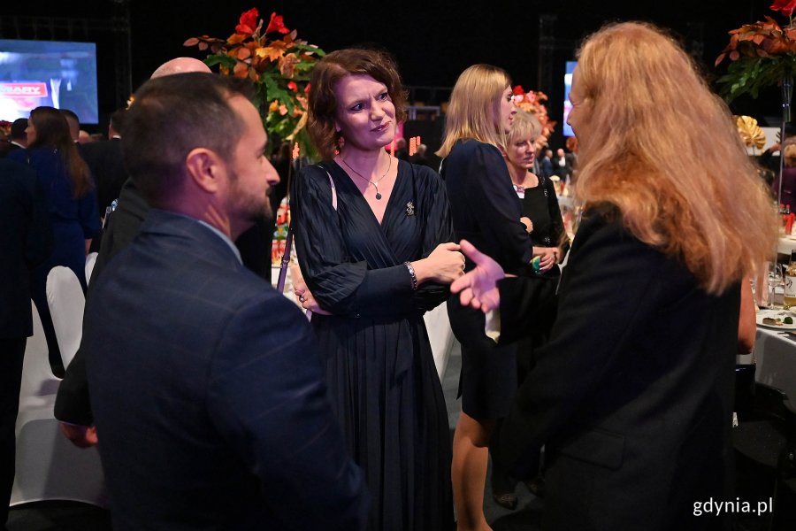 Wiceprezydentka Katarzyna Gruszecka-Spychała podczas rozmowy z gośćmi imprezy 