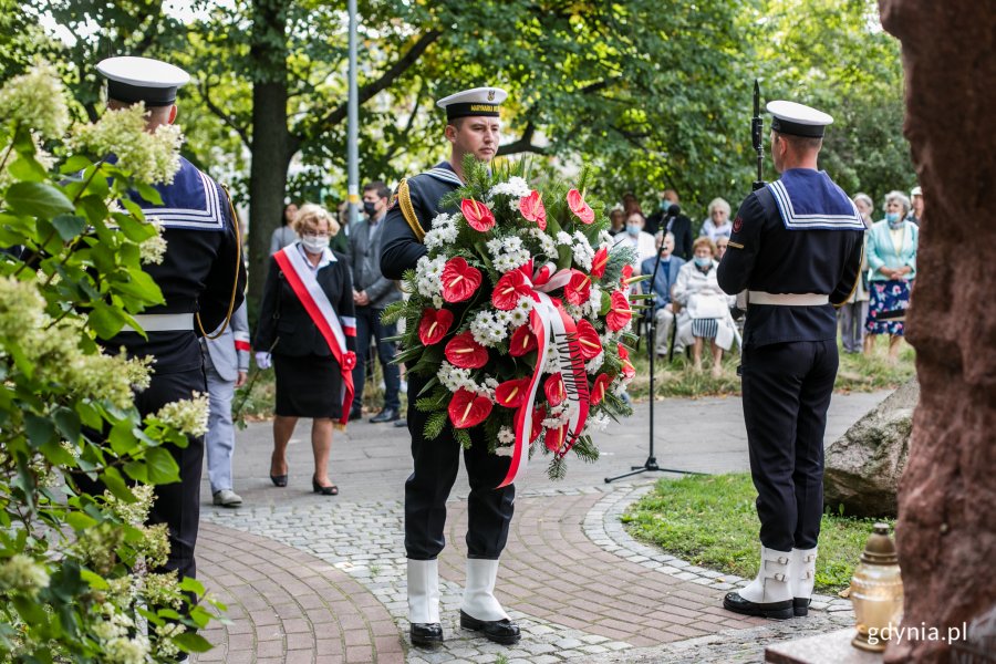 Marynarz z wieńcem biało-czerwonych kwiatów podczas uroczystości z okazji Dnia Sybiraka // fot. Karol Stańczak