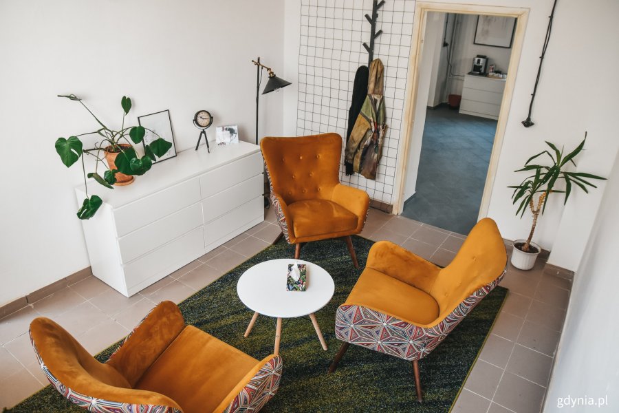 Jedno z wyremontowanych pomieszczeń w Ośrodku Stażowo-Terapeutycznym. Na zdj, meble: fotele, stolik i komoda. Fot. Marcin Mielewski