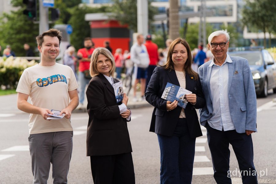 Od prawej: znawca Gdyni Arkadiusz Brzęczek, wiceprezydentka Gdyni Oktawia Gorzeńska, skarbnik miasta Gdyni Honorata Krupka i grafik Jan Rutka