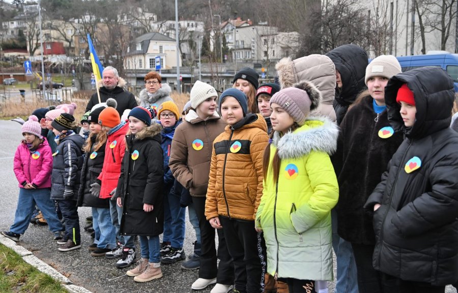 Serce ze zniczy dla Ukrainy w rocznicę wybuchu wojny. fot. Zygmunt Gołab