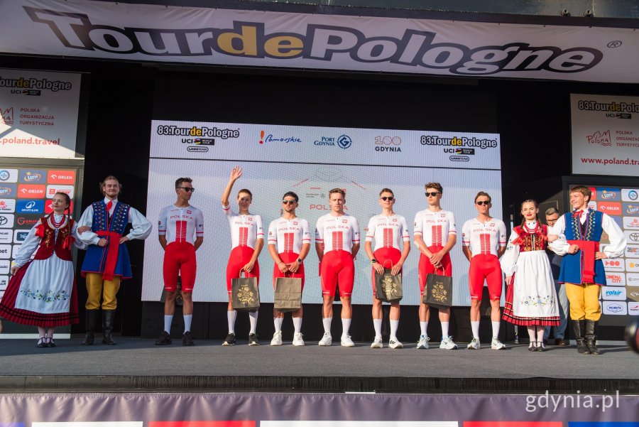 Reprezentacja Polski na 83. Tour de Pologne podczas prezentacji na scenie multimedialnej