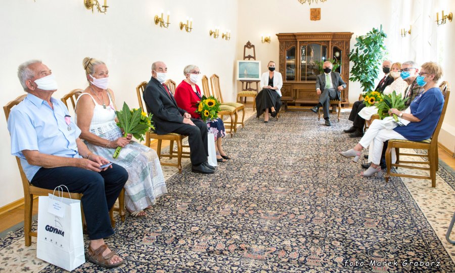 Uroczystość wręczenia Medali za Długoletnie Pożycie Małżeńskie. Na sali znajdują się prezydent Gdyni Wojciech Szczurek, pracownicy USC oraz odznaczeni małżonkowie // fot. Urząd Stanu Cywilnego w Gdyni