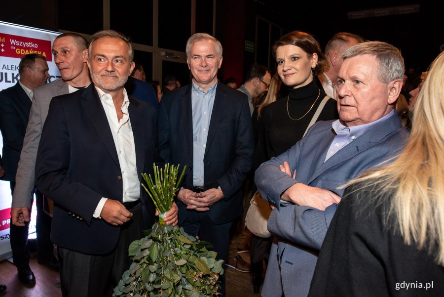W wieczorze wyborczym w sztabie Aleksandry Dulkiewicz uczestniczyli m.in.: prezydent Gdyni Wojciech Szczurek, wiceprezydent Gdyni Katarzyna Gruszecka-Spychała i senator Sławomir Rybicki // fot. Dawid Linkowski 