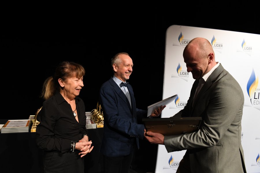 Wiceprezydent Bartosz Bartoszewicz odbiera nagrodę dla Gdyni // fot. Fundacja Edukacja