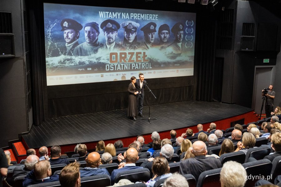 Gdyńska premiera filmu „Orzeł. Ostatni patrol”. Publiczność i prowadzący w sali kinowej Gdyńskiego Centrum Filmowego