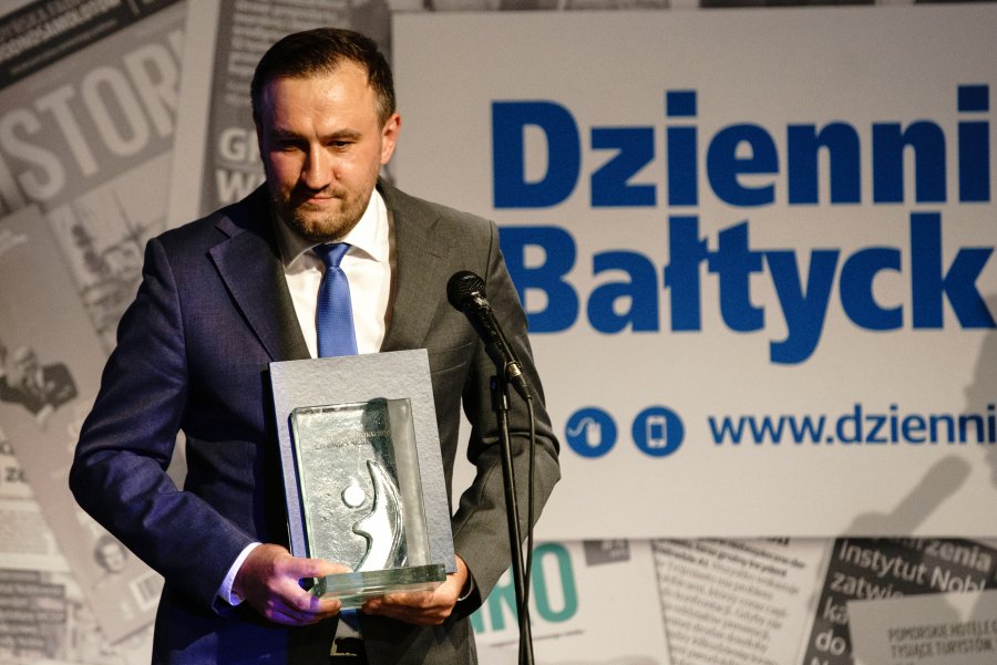 Tomasz Augustyniak ze statuetką Człowieka Roku 2020 "Dziennika Bałtyckiego" // fot. Anna Rezulak