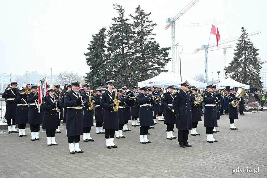 Orkiestra Reprezentacyjna Marynarki Wojennej podczas oficjalnych uroczystości z okazji 100. rocznicy nadania Gdyni praw miejskich