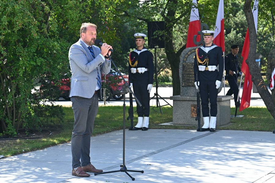 Wiceprezydent Gdyni Marek Łucyk podczas uroczystości z okazji 78. rocznicy wybuchu powstania warszawskiego. W tle drzewa i posterunek honorowy przy pomniku Armii Krajowej na skwerze Kościuszki // fot. Magdalena Czernek