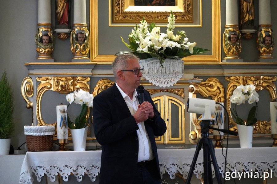 Dr Robert Hirsch, Miejski Konserwator Zabytków z mikrofonem przy ołtarzu