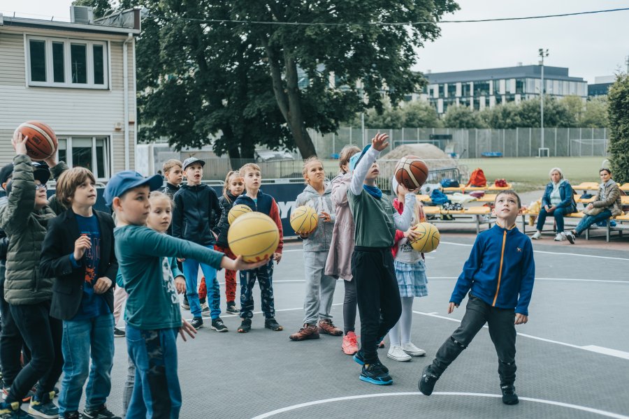 Dzieci grające w koszykówkę