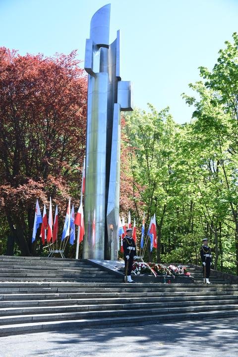 Mieszkańcy Gdyni i samorządowcy uczcili dzisiaj rocznicę zakończenia II wojny światowej w Europie. Uroczystości odbyły się na Cmentarzu Obrońców Wybrzeża w Redłowie. // fot. Jan Ziarnicki