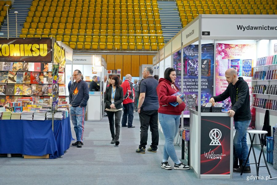 Uczestnicy Targ&oacute;w Książki w Gdyni odwiedzający stoiska wydawc&oacute;w 