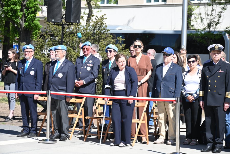 W uroczystościach wzięli udział m.in. przedstawiciele Marynarki Wojennej RP, prezydent Gdyni Aleksandra Kosiorek, a także Koło nr 31 Stowarzyszenia Kombatant&oacute;w Misji Pokojowych ONZ i Związek Weteran&oacute;w 