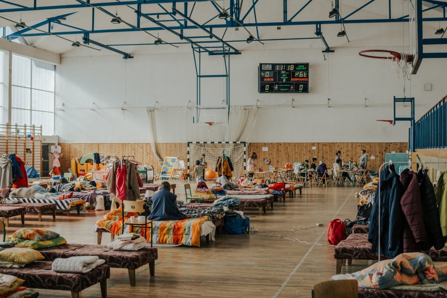 Łóżka na sali gimnastycznej w ZSP nr 3 w Gdyni // fot. Filip Śmigielski