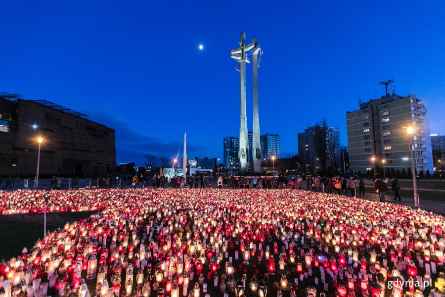 Przed Europejskim Centrum Solidarności w Gdańsku mieszkańcy ułożyli ze zniczy i świec wielkie serce dla zmarłego tragicznie Pawła Adamowicza // fot. Karol Stańczak