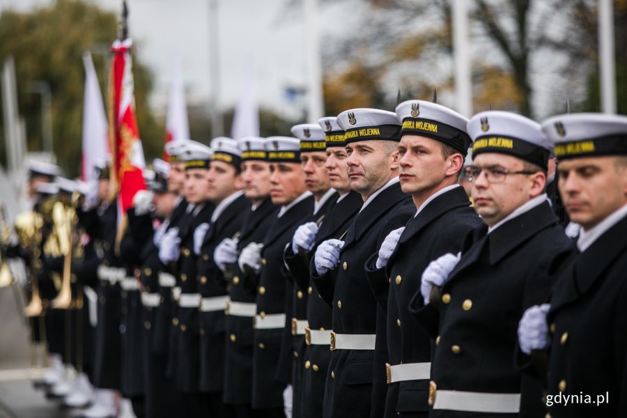 Żołnierze Marynarki Wojennej podczas uroczystości przed pomnikiem Polski Morskiej // fot. Karol Stańczak