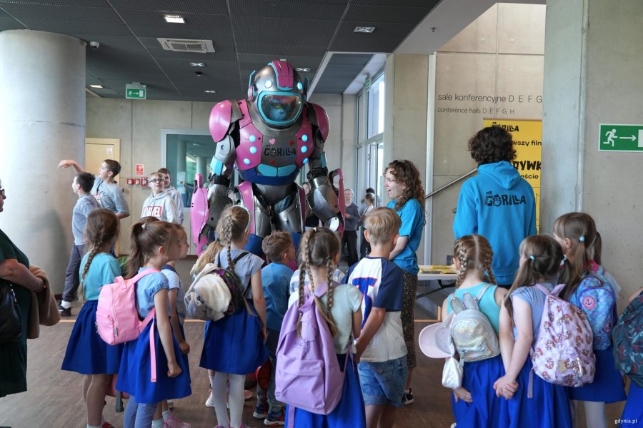 Dzieci z gigantycznym robotem