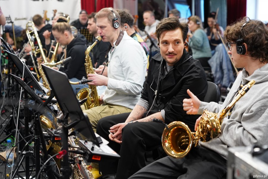 Muzycy z orkiestry, sekcja dęta  