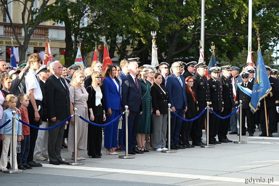 W uroczystym apelu z okazji Święta Morza uczestniczyli m.in. posłanka Wioleta Tomczak, senator Sławomir Rybicki, wicewojewoda pomorski Emil Rojek, prezydent Gdyni Aleksandra Kosiorek, Mariola Śrubarczyk-Cichowska - wiceprzewodnicząca Rady Miasta Gdyni, radna miasta Agnieszka Tokarska, przedstawiciele Marynarki Wojennej i mieszkańcy