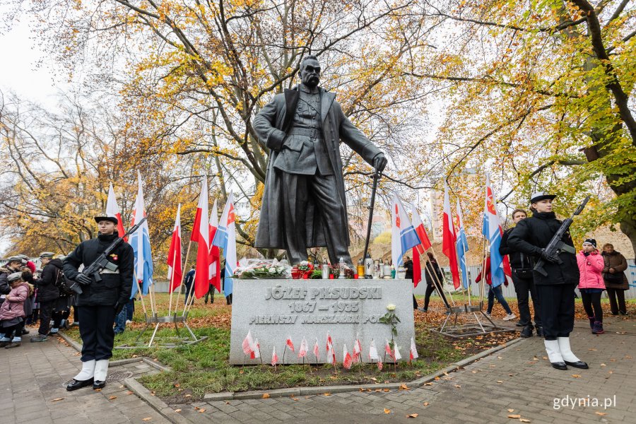 Posterunek honorowy przy pomniku marszałka Józefa Piłsudskiego, gdzie odbyły się oficjalne uroczystości z okazji Narodowego Święta Niepodległości // fot. Karol Stańczak