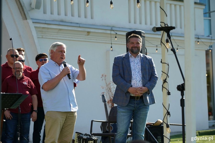 Na scenie (od prawej): Tadeusz Szemiot, przewodniczący Rady Miasta Gdyni,  Bogusław Witkowski, prezes Pomorskiego Związku Żeglarskiego i chór Zawisza Czarny