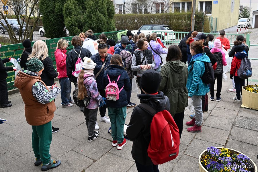 Uczestnicy akcji sprzątania z okazji Dnia Ziemi w punkcie zbiórki przy Szkole Podstawowej nr 23 z radną miasta Larysą Kramin 