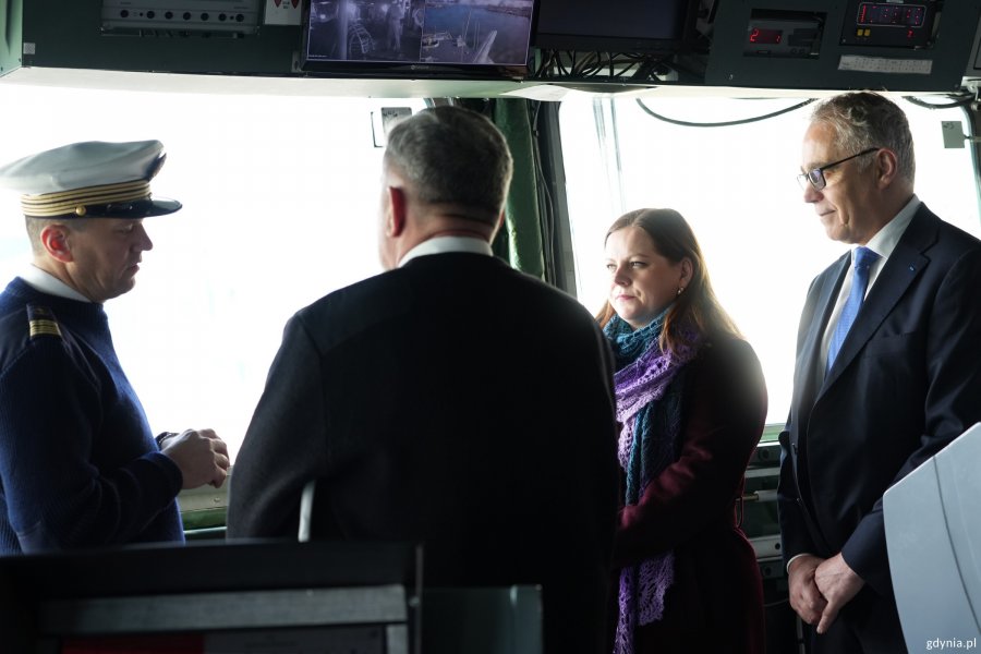 Prezydent Gdyni w towarzystwie Alaina Momperta, Konsula Honorowego Francji na Pomorzu oraz załogi fregaty &bdquo;Chevalier Paul&rdquo;