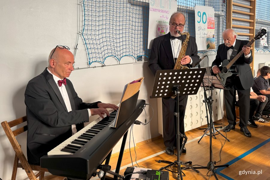 Ludzie podczas uroczystości jubileuszu 90-lecia SP 10 w Gdyni