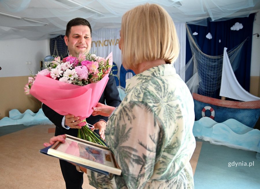 Wiceprezydent Maciej Zielonka wręcza kwiaty dyrektor Joannie Pawlenko (fot. Karolina Szypelt)