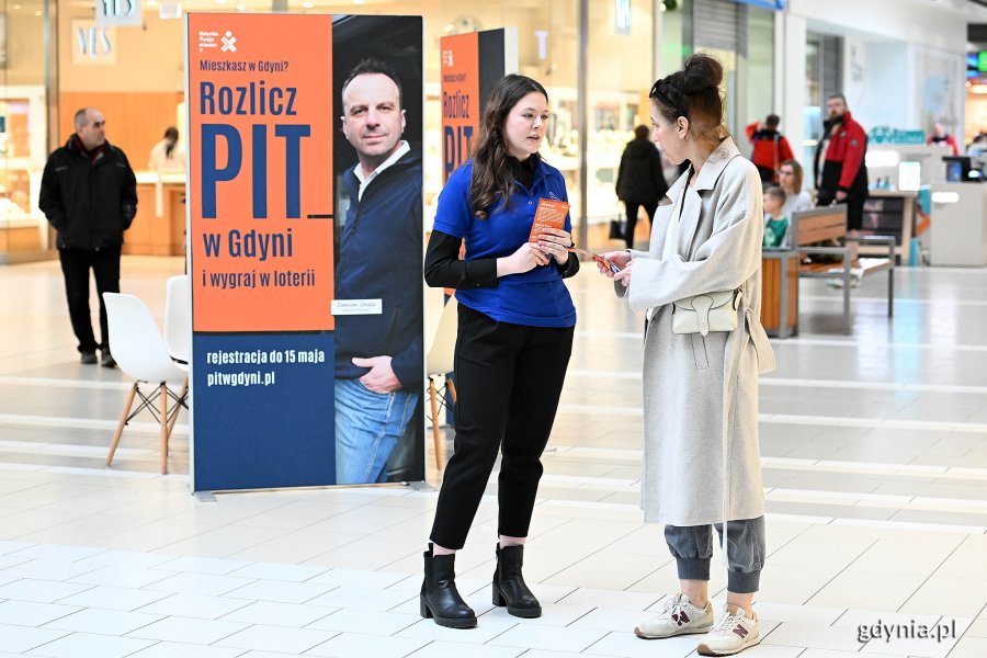 Konsultantka udzielająca mieszkance informacji na temat loterii „Rozlicz PIT w Gdyni” podczas akcji, która odbyła się w Galerii Szperk 