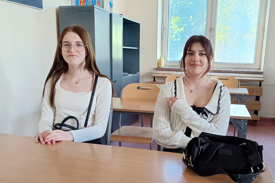 Uczniowie w galowych strojach