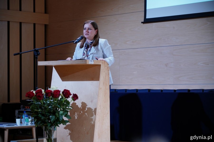 Na zdj. prezydent Gdyni Aleksandra Kosiorek przy mikrofonie