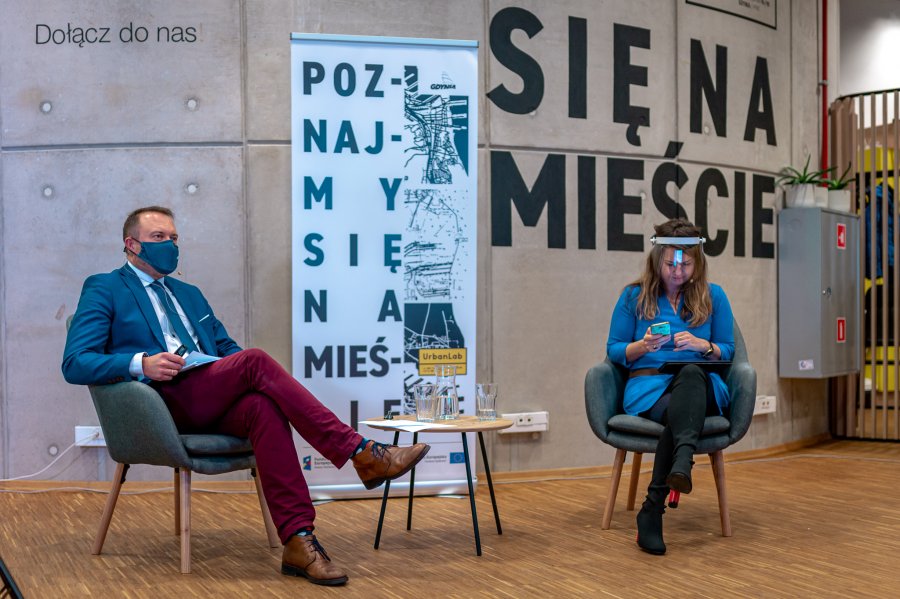Wiceprezydent ds. rozwoju Marek Łucyk oraz prowadząca konferencję, wicenaczelna Magazynu Miasta Martyna Obarska na konferencji Miasta Świadome // fot. Jacek Klejment
