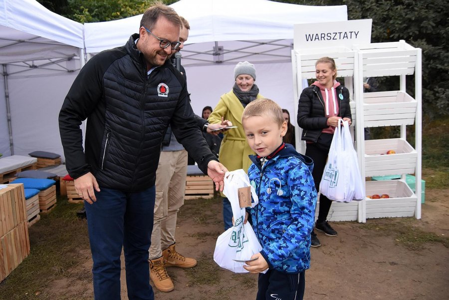 Marek Łucyk, pełnomocnik prezydenta ds. projektów strategicznych wręczał nagrody zwycięzcom losowania // fot. Michał Puszczewicz