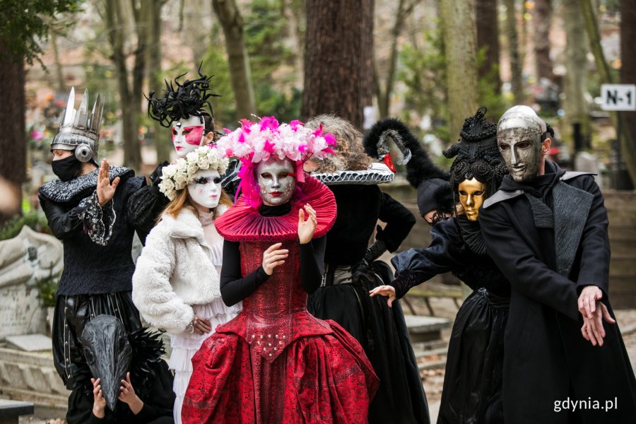 Podczas uroczystości obecni byli artyści z Gdańskiego Teatru Szekspirowskiego w teatralnych kostiumach // fot. Karol Stańczak