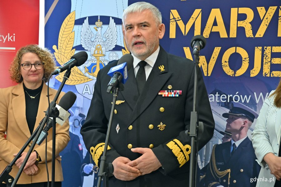 kadm. prof. dr hab. Tomasz Szubrycht, rektor-komendant Akademii Marynarki Wojennej, podczas briefingu prasowego przed warsztatami dotyczącymi tworzenia Strategii Rozwoju Polskiego Sportu 2040