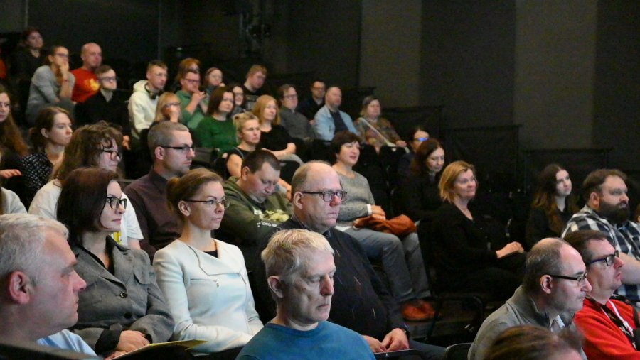 Uczestnicy IX. Forum Samopomocy siedzą na widowni Konsulatu Kultury w Gdyni