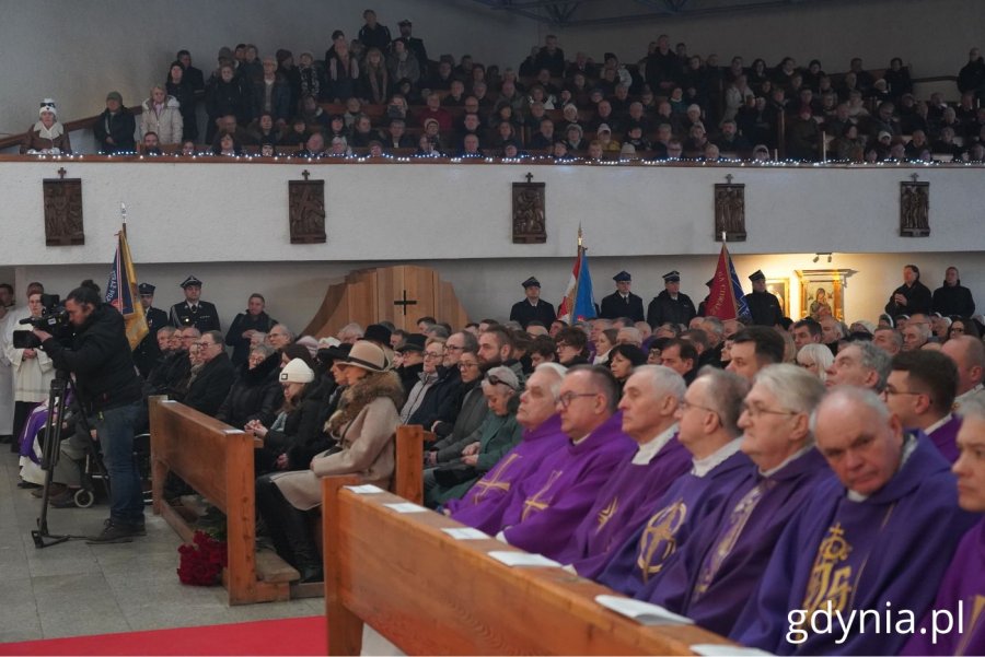 W kościele zgromadzili się parlamentarzyści, samorządowcy, duchowni i mieszkańcy (fot. Magdalena Starnawska)
