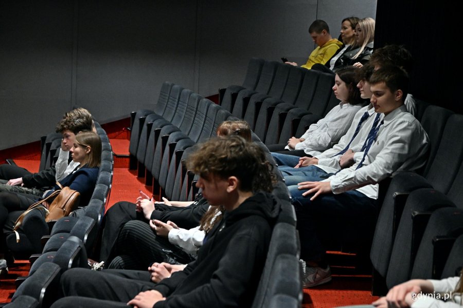 Uczestnicy gali finałowej Pomorskiego Festiwalu Kr&oacute;tkich Film&oacute;w o HIV w sali Warszawa Gdyńskiego Centrum Filmowego