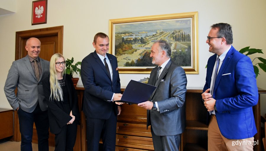 Prezydent Wojciech Szczurek wręczył nominację nowemu dyrektorowi GCS / fot. Kamil Złoch