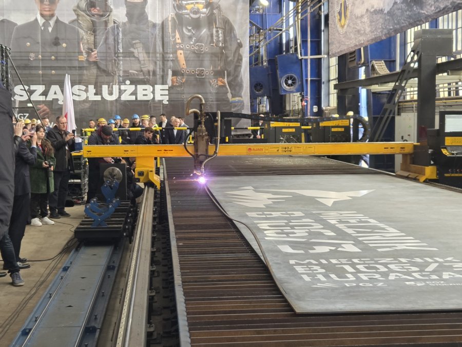 Uroczystość palenia blach pod okręt wojenny Huragan w PGZ Stoczni Wojennej 