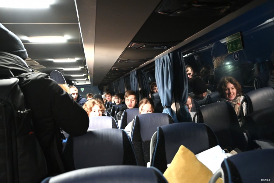 Młodzi ludzie w autokarze