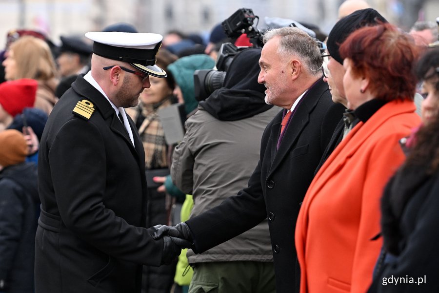 Prezydent Gdyni Wojciech Szczurek witający się z kmdr. Przemysławem Czernuszycem - szefem sztabu 3. Flotylli Okrętów w Gdyni